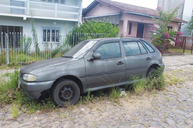 Ambulantes que comercializam alimentos e carros abandonados 