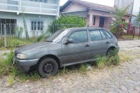 Ambulantes que comercializam alimentos e carros abandonados 