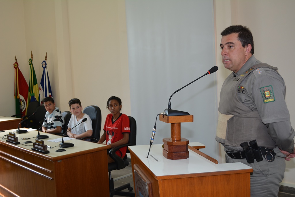 Brigada alerta jovens para ter mais atenção com o celular, nas ruas