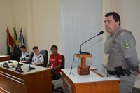 Brigada alerta jovens para ter mais atenção com o celular, nas ruas