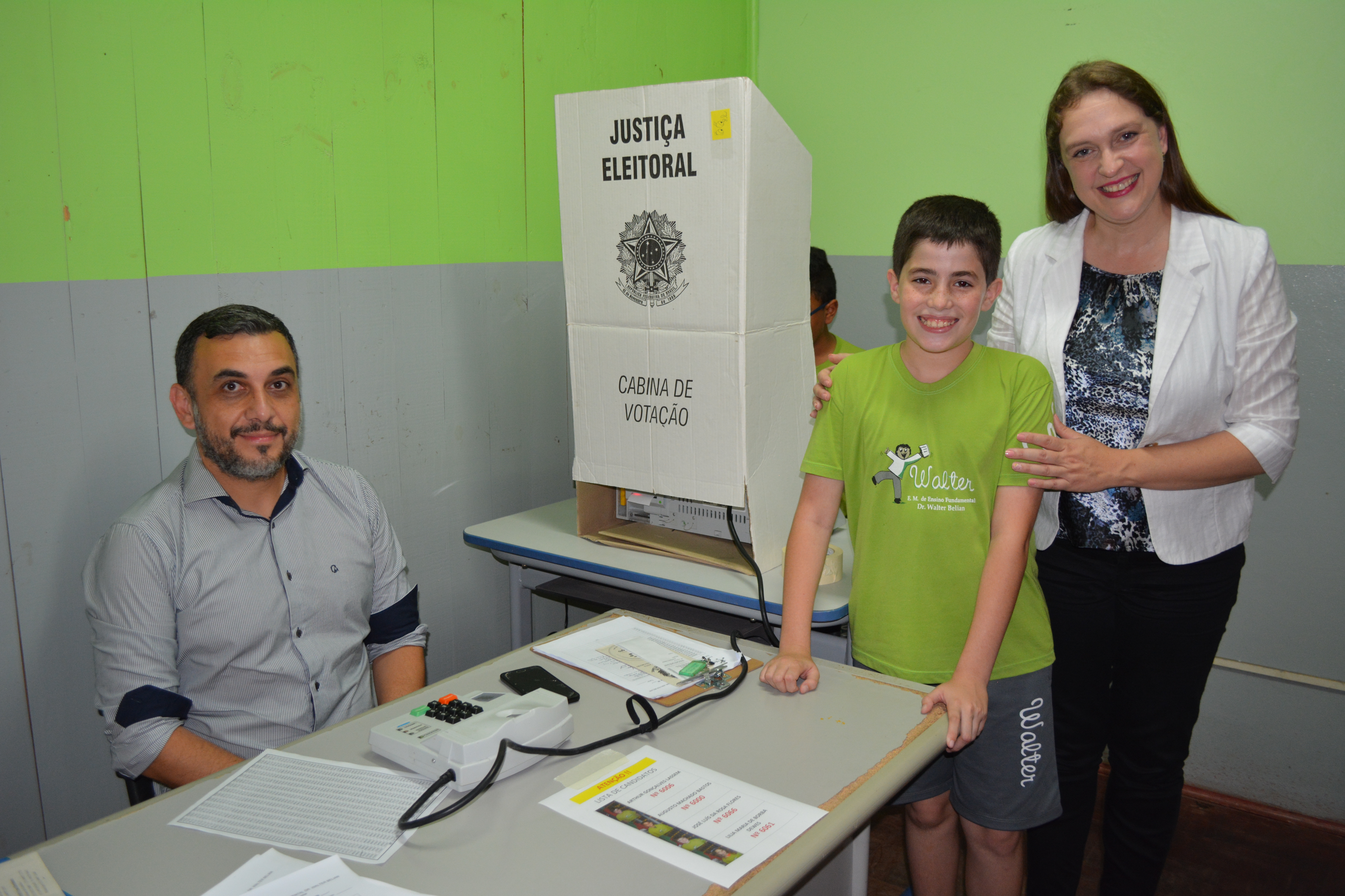 Com urna eletrônica iniciada eleição nas escolas para eleger próximos vereadores mirins