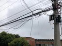 Faltando um ano para ser regulamentada lei dos fios e cabos soltos, Câmara cobra solução