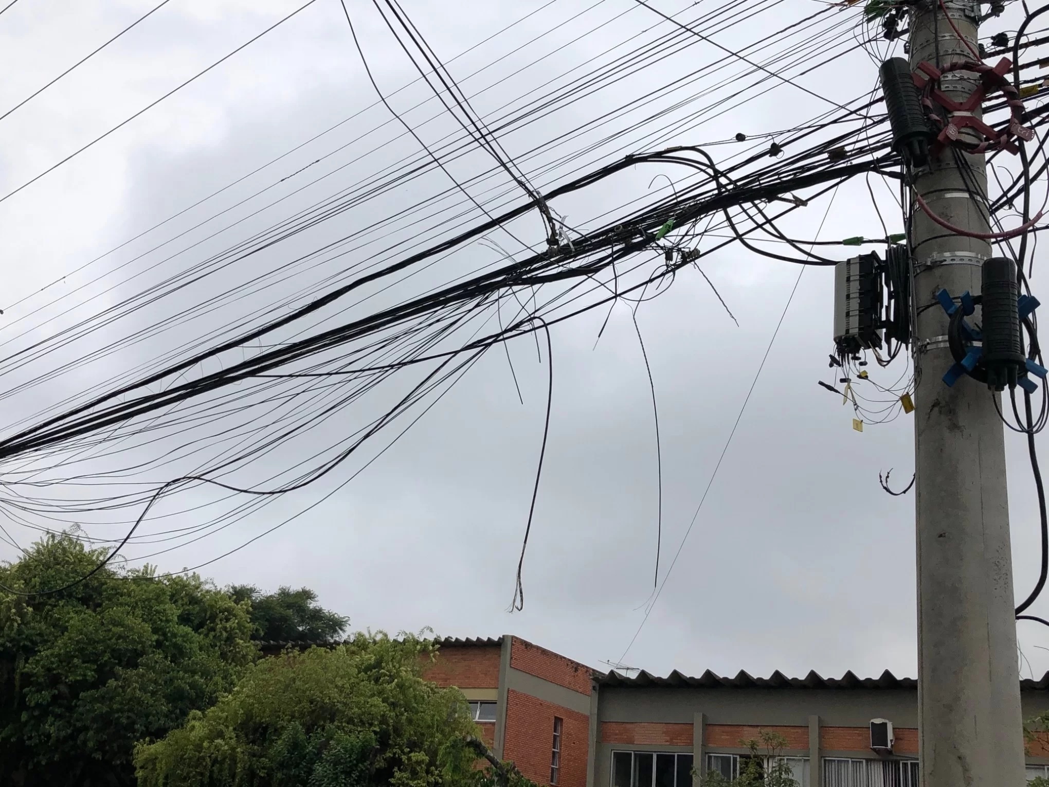 Faltando um ano para ser regulamentada lei dos fios e cabos soltos, Câmara cobra solução