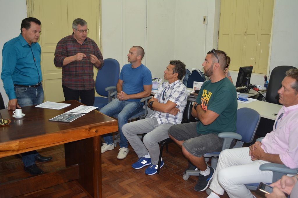 Grupo de remadores conhece o projeto de revitalização do Cais