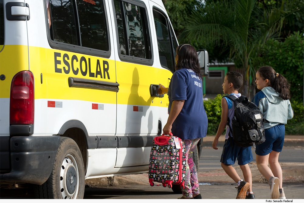 Motoristas do transporte escolar pedem socorro para continuar trabalhando