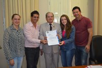 Prefeito recebe o relatório do Câmara Vai ao Interior, de Pesqueiro