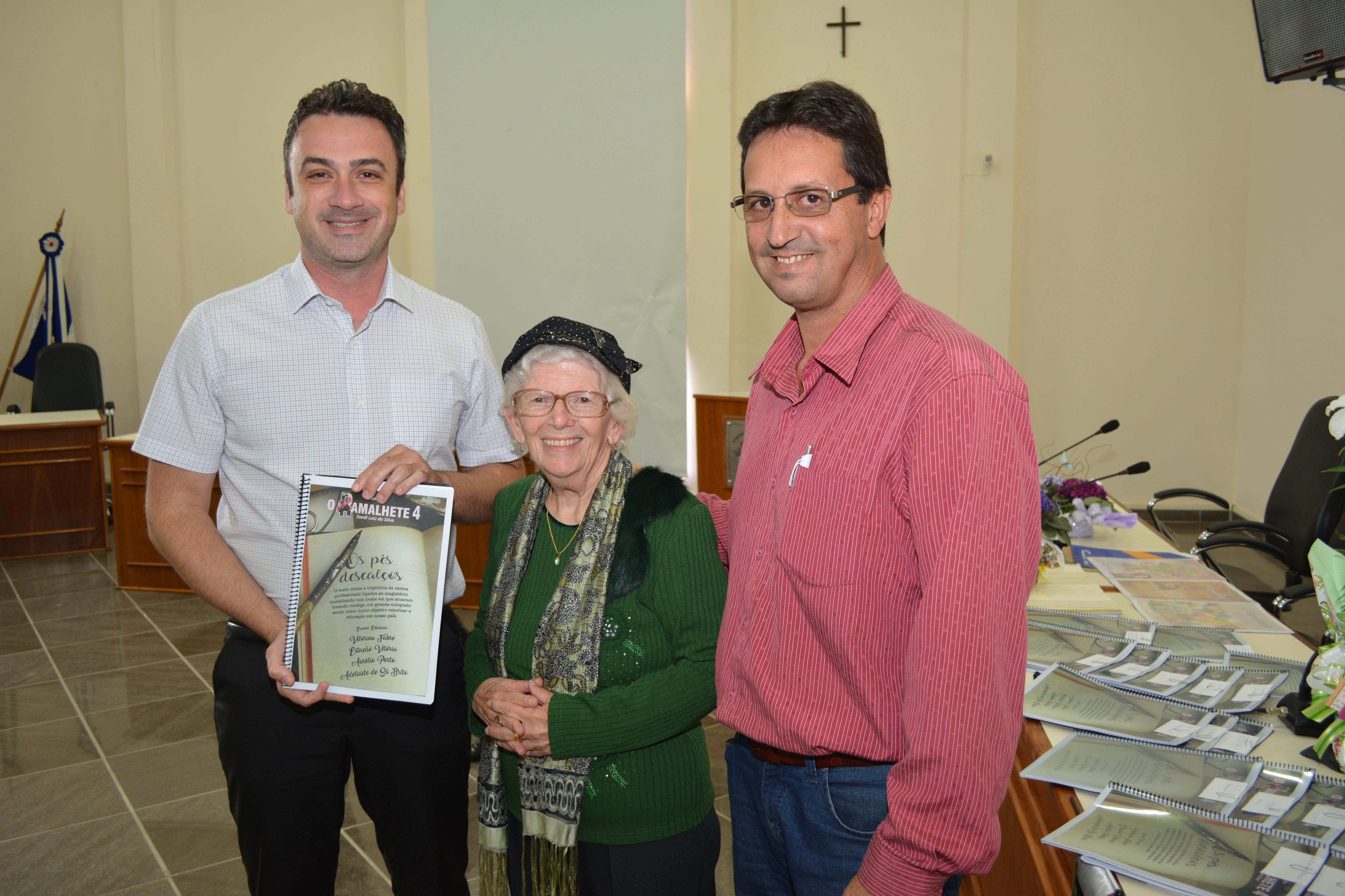 Sondi Lutz da Silva lança a Revista “Ramalhete 4”, na Câmara