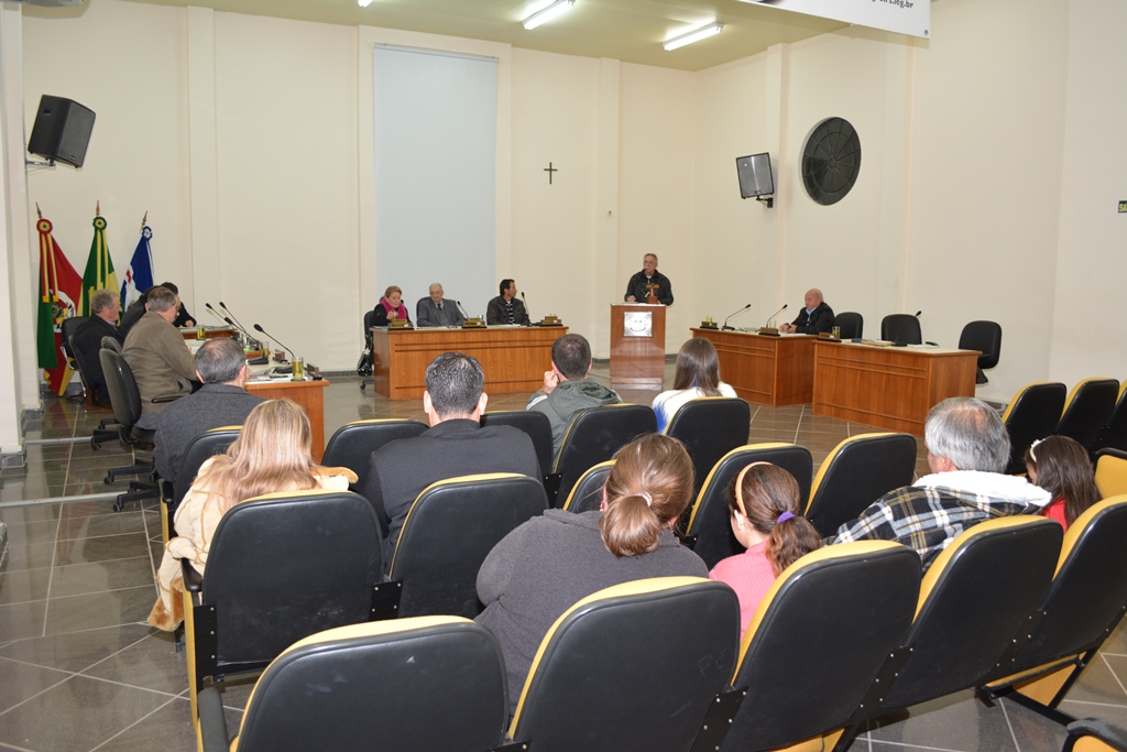 Vereadores aprovam projeto para contratar mais um Atendente na farmácia da “Assistência”