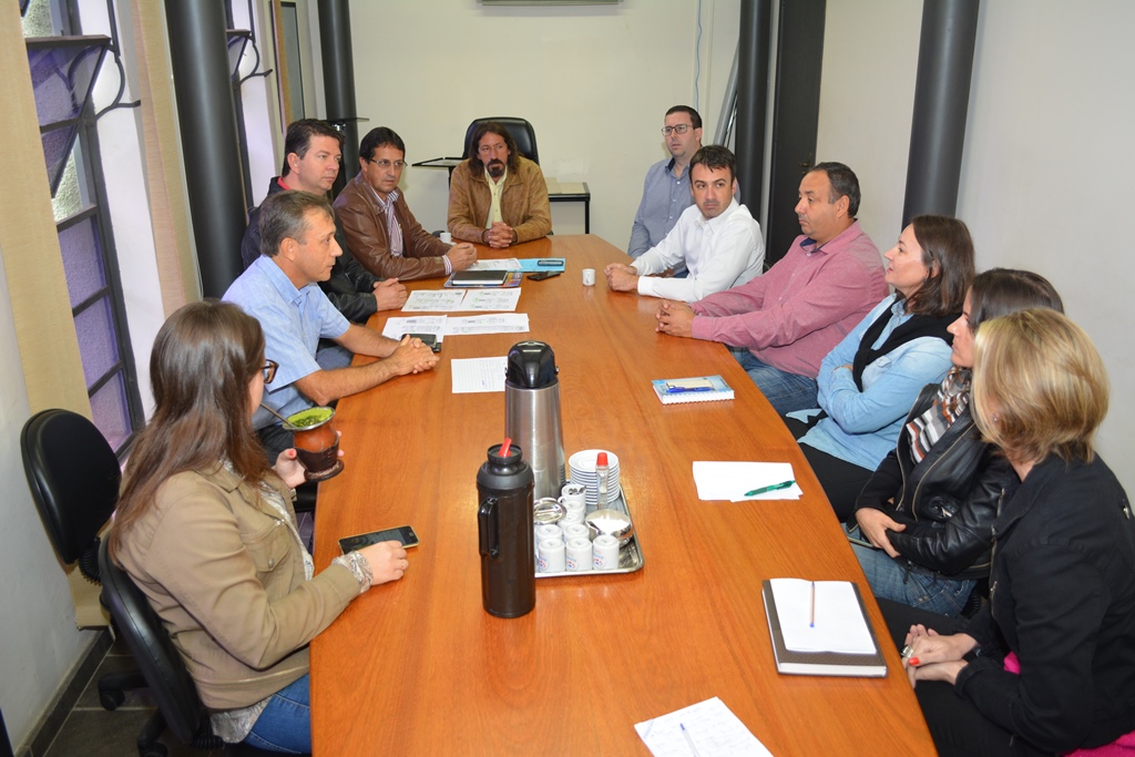 Vereadores encaminham denúncia de não recolhimento de tributos 