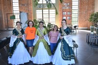 Visita da Prefeita Juliane Bender e Soberanas da Segunda Gutes Fest de São José do Sul à Câmara de Vereadores de Montenegro